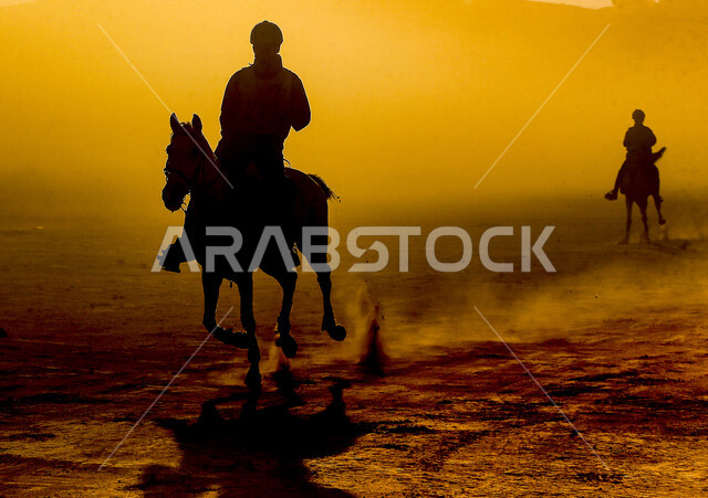 فرسان أثناء إحدى جولات سباقات القدره والتحمل فى الأردن ، الفروسية ، ممارسة رياضة ركوب الخيل