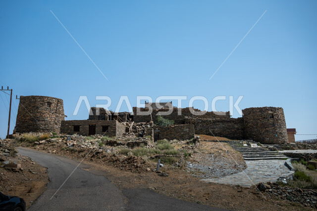 الفن الهندسي المعماري على الطراز القديم، القلاع التراثية المشيدة من الحجارة، قلعة بخروش بن العاص في منطقة الباحة، البيوت والمباني الحجرية الأثرية، المعالم السياحية المشهورة في المملكة العربية السعودية