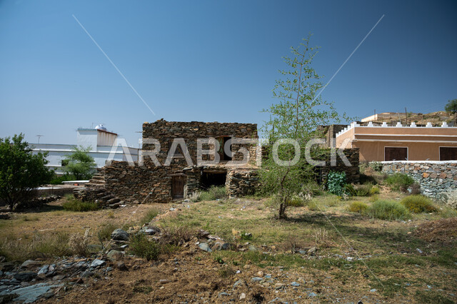 الفن الهندسي المعماري على الطراز القديم، القلاع التراثية المشيدة من الحجارة، قلعة بخروش بن العاص في منطقة الباحة، البيوت والمباني الحجرية الأثرية، المعالم السياحية المشهورة في المملكة العربية السعودية