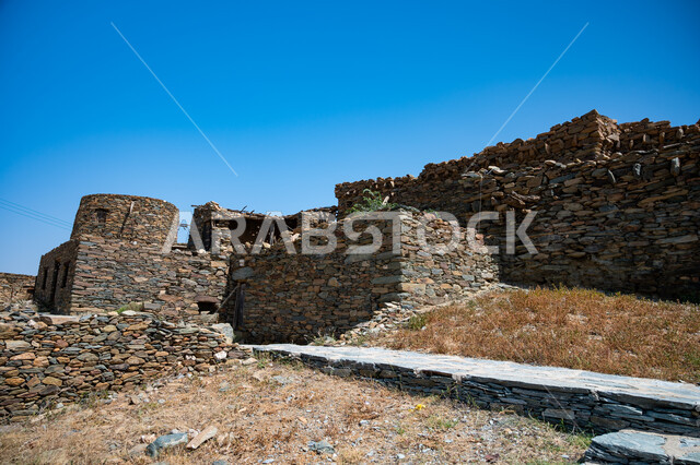 الفن الهندسي المعماري على الطراز القديم، القلاع التراثية المشيدة من الحجارة، قلعة بخروش بن العاص في منطقة الباحة، البيوت والمباني الحجرية الأثرية، المعالم السياحية المشهورة في المملكة العربية السعودية