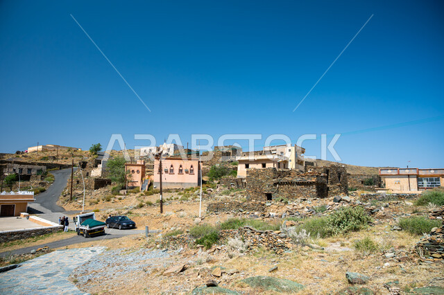 القلاع التراثية المشيدة من الحجارة، الفن الهندسي المعماري على الطراز القديم، قلعة بخروش بن العاص في منطقة الباحة، البيوت والمباني الحجرية الأثرية، المعالم السياحية المشهورة في المملكة العربية السعودية