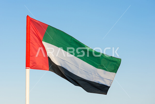 يوم استقلال الإمارات، صورة مقربة لعلم الإمارات العربية المتحدة يرفرف في السماء، الإحتفال بالعيد الوطني الإماراتي، هوية اليوم الوطني الإماراتي 51 ، حب الوطن والعلم
