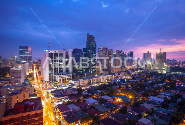 التقدم والتوسع العمراني في دولة الإمارات العربية المتحدة، الفن الهندسي المعماري للمباني والمنشآت السكنية والتجارية المضاءة ليلا، صورة جوية للأبراج وناطحات السحاب في مدينة دبي، حركة مرور السيارات في الشوارع والطرقات، رؤية مستقبلية 2030