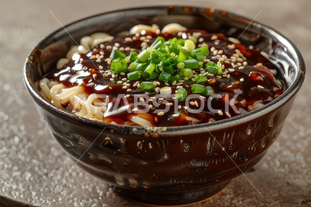 وجبات آسيوية شرقية, وعاء نودلز مزين بالخضروات والأعشاب والبهارات, طبق من المعكرونة الساخنة مغطاة بالصلصة الحارة, وجبات الطعام الشهية اللذيذة, فن تقديم الطعمة والمأكولات