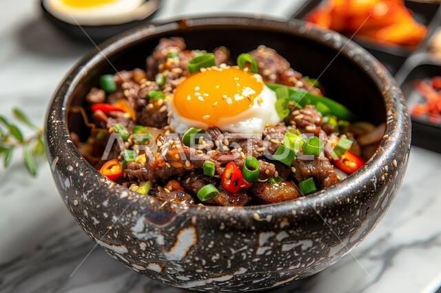 طبق من البيض المسلوق المضاف إلى قطع اللحم المشوحة مع الصوص اللذيذ, لحومات مع الفلفل الحار الأحمر والأخضر المقطع, وصفات وأطباق طعام لذيذة، وجبات الطعام الشهية، فن التقديم في مطاعم المأكولات الآسيوية