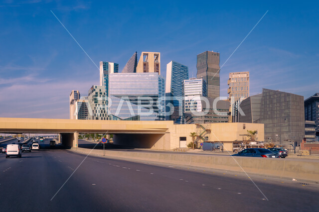 الفن الهندسي المعماري للأبراج وناطحات السحاب في المملكة العربية السعودية، النمو والتطور العمراني للأبراج المالية والمنشآت الاقتصادية في مدينة الرياض، صورة مقربة لمركز الملك عبد الله المالي (كافد) في وقت النهار، معالم الرياض المشهورة