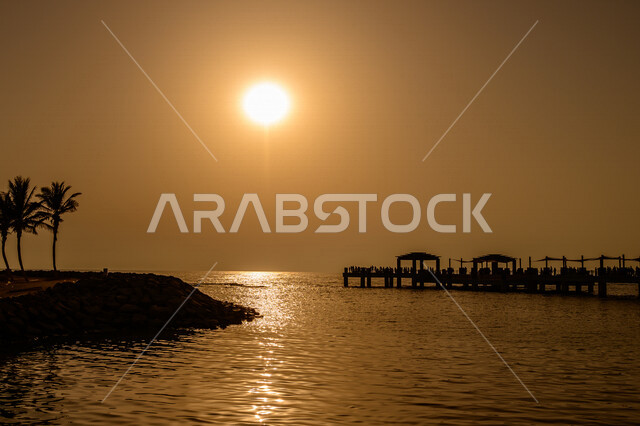 كورنيش جدة الواجهة البحرية السياحية في المملكة العربية السعودية , غروب الشمس وشروقها على كورنيش جدة ، منظر الغروب على الشاطئ ، ​مناظر طبيعية خلابة في سماء السعودية