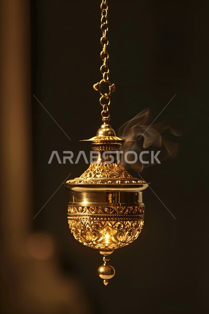 فانوس معدني مزخرف مضيء، أنوار وديكورات في الأجواء الرمضانية الروحانية، الزينة والاكسسوارات العربية والفن الإسلامي، تحف اسلامية تقليدية للاحتفال بقدوم شهر الخير