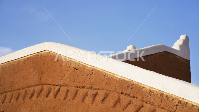 مباني تراثية طينية قديمة في قرية أشيقر التراثية بـ"الشقراء" في الرياض في المملكة العربية السعودية , صورة لأحد البيوت التراثية الطينية القديمة , أماكن سياحية تراثية ثقافية تاريخية في السعودية 