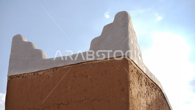 مباني تراثية طينية قديمة في قرية أشيقر التراثية بـ"الشقراء" في الرياض في المملكة العربية السعودية , صورة لأحد البيوت التراثية الطينية القديمة من جهات مختلفة , أماكن سياحية تراثية ثقافية تاريخية في السعودية 