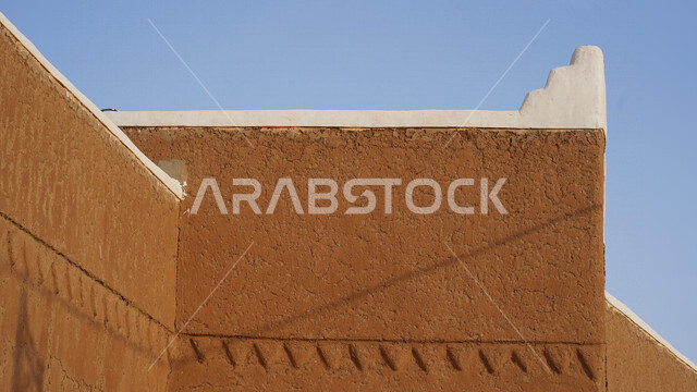 مباني تراثية طينية قديمة في قرية أشيقر التراثية بـ"الشقراء" في الرياض في المملكة العربية السعودية , صورة لأحد البيوت التراثية الطينية القديمة من جهات مختلفة , أماكن سياحية تراثية ثقافية تاريخية في السعودية 