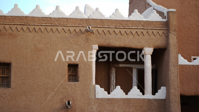 مباني تراثية طينية قديمة في قرية أشيقر التراثية بـ"الشقراء" في الرياض في المملكة العربية السعودية , صورة لأحد البيوت التراثية الطينية القديمة من جهات مختلفة , أماكن سياحية تراثية ثقافية تاريخية في السعودية 