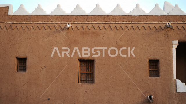 مباني تراثية طينية قديمة في قرية أشيقر التراثية بـ"الشقراء" في الرياض في المملكة العربية السعودية , صورة لأحد البيوت التراثية الطينية القديمة من جهات مختلفة , أماكن سياحية تراثية ثقافية تاريخية في السعودية 