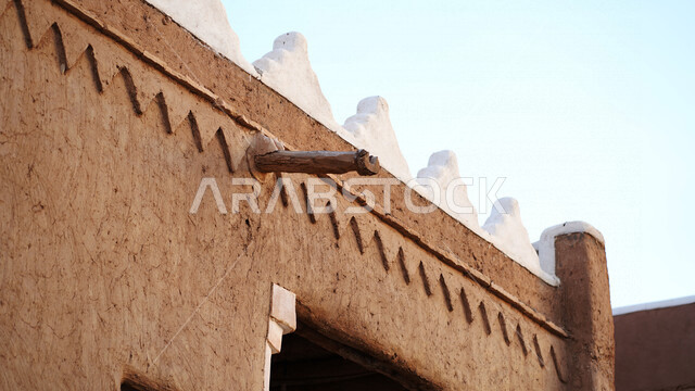 مباني تراثية طينية قديمة في قرية أشيقر التراثية بـ"الشقراء" في الرياض في المملكة العربية السعودية , صورة لأحد البيوت التراثية الطينية القديمة من جهات مختلفة , أماكن سياحية تراثية ثقافية تاريخية في السعودية 