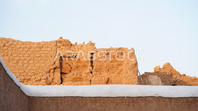 مباني تراثية طينية قديمة في قرية أشيقر التراثية بـ"الشقراء" في الرياض في المملكة العربية السعودية , صورة لأحد البيوت التراثية الطينية القديمة من جهات مختلفة , أماكن سياحية تراثية ثقافية تاريخية في السعودية 