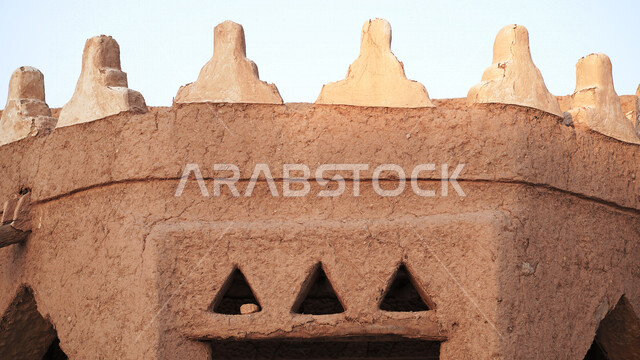 مباني تراثية طينية قديمة في قرية أشيقر التراثية بـ"الشقراء" في الرياض في المملكة العربية السعودية , صورة لأحد البيوت التراثية الطينية القديمة من جهات مختلفة , أماكن سياحية تراثية ثقافية تاريخية في السعودية 