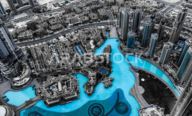 التقدم والتوسع العمراني في دولة الإمارات العربية المتحدة، الفن الهندسي المعماري للمباني والمنشآت السكنية والتجارية المطلة على البحر، صورة جوية للأبراج وناطحات السحاب في إمارة دبي السياحية، الواجهة البحرية على ساحل الخليج العربي