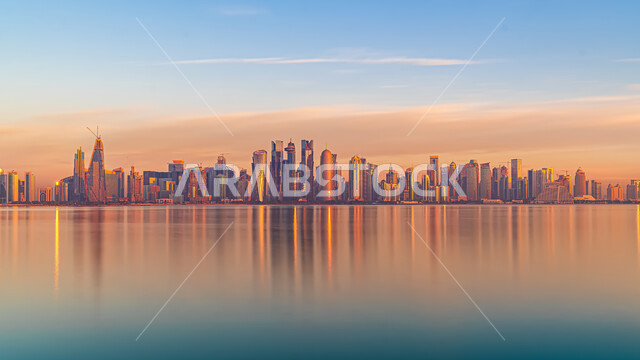 الفن الهندسي المعماري للمباني و المنشآت المطلة على البحر في مدينة دبي ، النمو والتطور العمراني للأبراج وناطحات السحاب في دولة الإمارات العربية المتحدة، معالم سياحية مشهورة , صورة مبعدة للواجهة البحرية على ساحل الخليج العربي