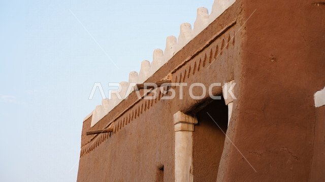 مباني تراثية طينية قديمة في قرية أشيقر التراثية بـ"الشقراء" في الرياض في المملكة العربية السعودية , صورة لأحد البيوت التراثية الطينية القديمة من جهات مختلفة , أماكن سياحية تراثية ثقافية تاريخية في السعودية 