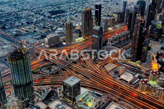 التطور الفني الهندسي والمعماري للمباني والمنشآت , الأبراج وناطحات السحاب في دبي , الطرقات المجهزة و وسائل النقل في الإمارات العربية المتحدة , المعالم السياحية المشهورة 