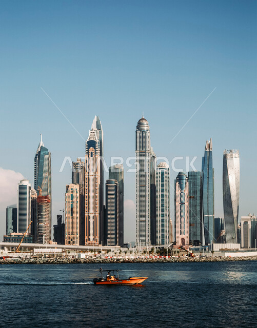 الواجهة البحرية على ساحل الخليج العربي , الفن الهندسي المعماري للمباني و المنشآت المطلة على البحر في مدينة دبي ، النمو والتطور العمراني للأبراج وناطحات السحاب في دولة الإمارات العربية المتحدة، معالم سياحية مشهورة