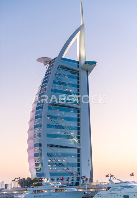 استقطاب السياح من أنحاء العالم , الفن الهندسي المعماري للأبراج وناطحات السحاب ، فندق برج العرب في مدينة دبي ، النمو و التطور العمراني على ساحل الخليج العربي ، الواجهة السياحية في الإمارات العربية المتحدة