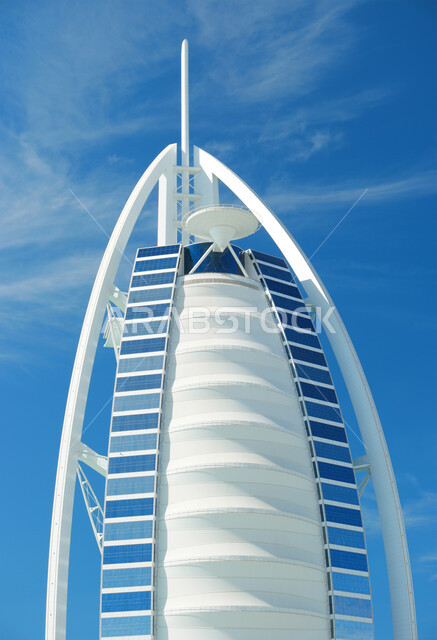 الفن الهندسي المعماري للأبراج وناطحات السحاب , استقطاب السياح من أنحاء العالم ، صورة مقربة لفندق برج العرب في مدينة دبي ، النمو و التطور العمراني على ساحل الخليج العربي ، الواجهة السياحية في الإمارات العربية المتحدة