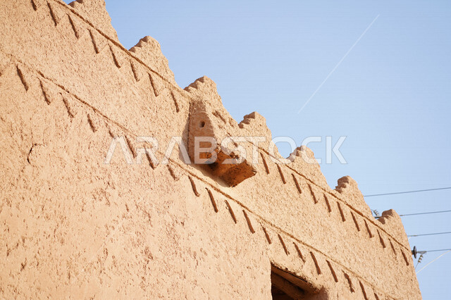 مباني تراثية طينية قديمة في قرية أشيقر التراثية بـ"الشقراء" في الرياض في المملكة العربية السعودية , صورة لأحد البيوت التراثية الطينية القديمة من جهات مختلفة , أماكن سياحية تراثية ثقافية تاريخية في السعودية 