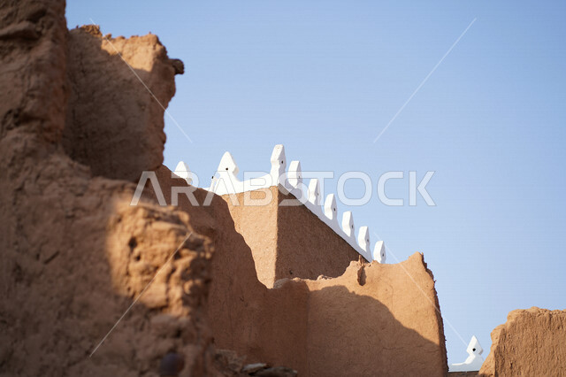 مباني تراثية طينية قديمة في قرية أشيقر التراثية بـ"الشقراء" في الرياض في المملكة العربية السعودية , صورة لأحد البيوت التراثية الطينية القديمة من جهات مختلفة , أماكن سياحية تراثية ثقافية تاريخية في السعودية 