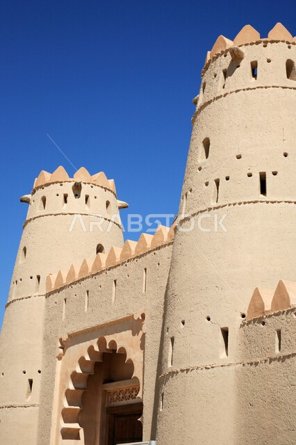 مناطق جذب واستقطاب السائحين في الإمارات العربية المتحدة, الفن الهندسي المعماري على الطراز القديم, صورة مقربة لقلعلة الجاهلي في مدينة العين بأبو ظبي، المعالم السياحية المشهورة، الحصون والقلاع الحربية المشيدة