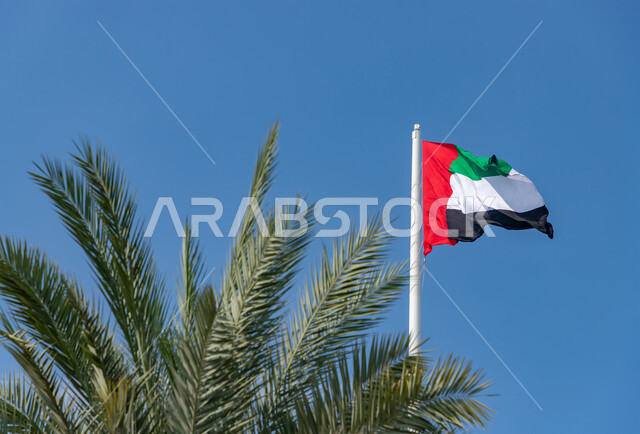  علم الإمارات العربية المتحدة يرفرف في السماء ، الاحتفال بالعيد الوطني الإماراتي ، حب الوطن و الانتماء اليه , أعياد و مناسبات وطنية 