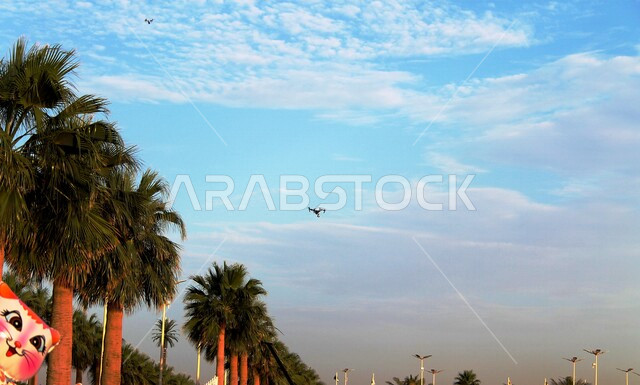 منظر رائع لسماء زرقاء ملبدة بالغيوم  ، جمال  الطبيعة الخلابة 