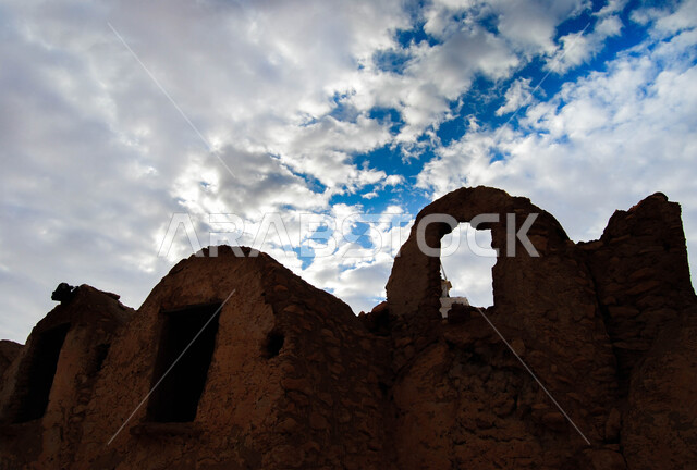 المباني الشعبية الأثرية , حضارة دولة الإمارات العربية المتحدة , بيوت طينية قديمة , أماكن و معالم أثرية سياحية , جذب السياح من أنحاء العالم 