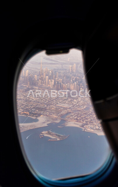 توفير الخدمات المتطورة لسهولة التنقل بين البلدان، شركات وخطوط الطيران الاماراتية، السياحة في إلإمارات العربية المتحدة، صورة من داخل طائرة لاراضي إمارة دبي، وسائل النقل والمواصلات الجوية