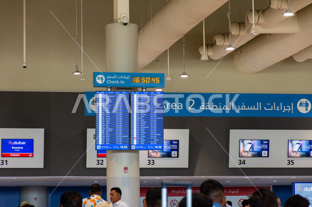 مسافرون يجلسون في صالات الانتظار، الديكورات الداخليه والفن الهندسي المتميز لمطار دبي الدولي، شاشات الكترونية ارشادية، السياحة والسفر في الإمارات العربية المتحدة، اهم مركز جوي في الشرق الاوسط