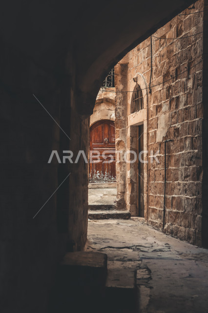 صورة لشارع اثري قديم في بلدة قديمة ، معالم تاريخية اثرية