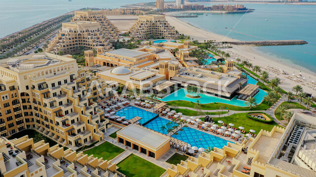 النمو والتقدم العمراني للابراج وناطحات السحاب، الفن الهندسي المعماري المتطور للمنشآت التجارية والسكنية، المباني والمنتجعات الفاخرة المطلة على الواجهة البحرية في الإمارات العربية المتحدة، المدن السياحية الساحلية في امارة دبي