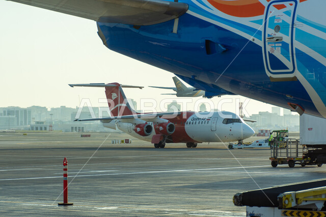 توفير الخدمات المتطورة لسهولة التنقل بين البلدان، اهم مركز جوي في الشرق الاوسط، شركات وخطوط الطيران الاماراتية، السياحة في إلإمارات العربية المتحدة، أسطول من الطائرات داخل مطار دبي الدولي، مدرج الهبوط والإقلاع، وسائل النقل والمواصلات الجوية