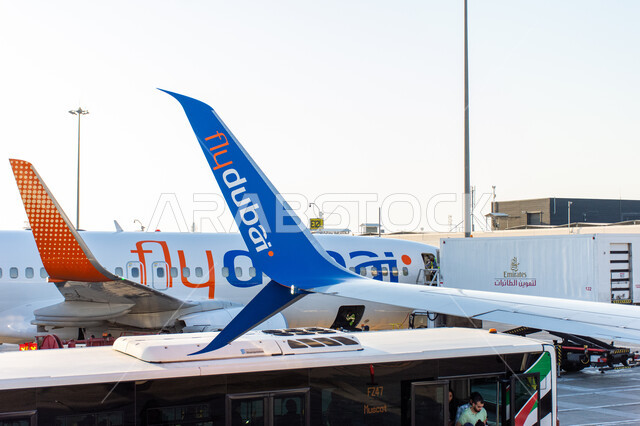 توفير الخدمات المتطورة لسهولة التنقل بين البلدان، اهم مركز جوي في الشرق الاوسط، شركات وخطوط الطيران الاماراتية، السياحة في إلإمارات العربية المتحدة، أسطول من الطائرات داخل مطار دبي الدولي، مدرج الهبوط والإقلاع، وسائل النقل والمواصلات الجوية