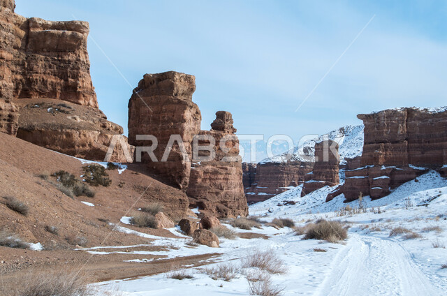 التشكيلات والتكوينات الصخرية في المملكة العربية السعودية، تكوين صخري  في المناطق الصحراوية، الكثبان الرملية والجبال في الصحارى، ثلوج تغطي القمم