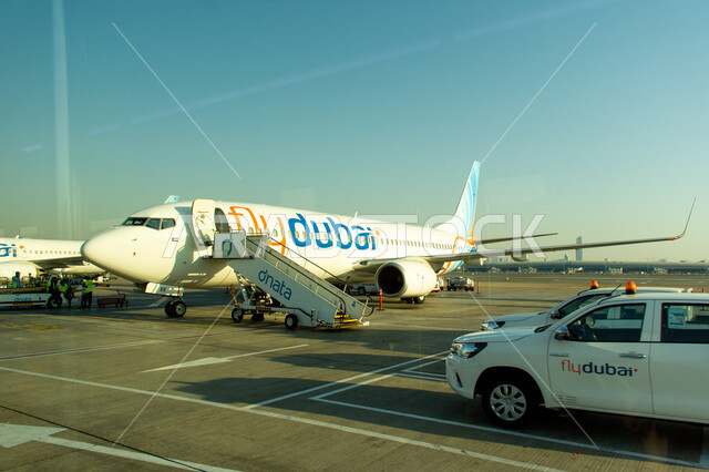  توفير الخدمات المتطورة لسهولة التنقل بين البلدان، اهم مركز جوي في الشرق الاوسط، أسطول من الطائرات داخل مطار دبي الدولي، السياحة في إلإمارات العربية المتحدة، شركات وخطوط الطيران الاماراتية، مدرج الهبوط والإقلاع، وسائل النقل والمواصلات الجوية