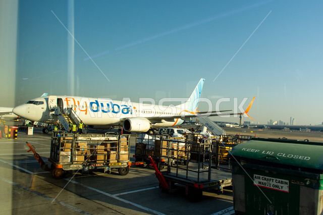  توفير الخدمات المتطورة لسهولة التنقل بين البلدان، اهم مركز جوي في الشرق الاوسط، أسطول من الطائرات داخل مطار دبي الدولي، السياحة في إلإمارات العربية المتحدة، شركات وخطوط الطيران الاماراتية، مدرج الهبوط والإقلاع، وسائل النقل والمواصلات الجوية