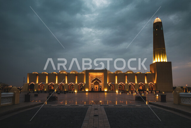 الفن الهندسي المعماري لبناء المساجد في دولة قطر, مبنى مسجد الإمام عبد الوهاب المضاء في وقت غروب الشمس في منطقة الدفنة, معالم سياحية دينية مقدسة, نداء المسلمين لأداء الفرائض والصلوات, التطور والتقدم العمراني للمنشآت الاسلامية, اسلاميات وعبادة