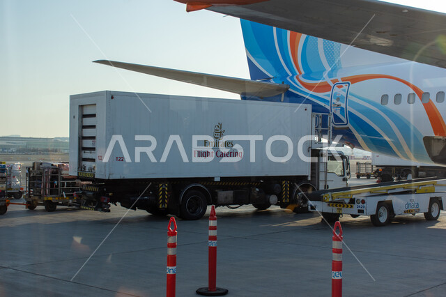 طائرة تابعة لأسطول في مدرج مبنى 02 من مطار دبي الدولي، مفهوم السياحة في الإمارات العربية المتحدة، شركات وخطوط الطيران الاماراتية، مدرج الهبوط والإقلاع، وسائل النقل والمواصلات الجوية، توفير الخدمات المتطورة لسهولة التنقل بين البلدان