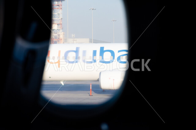 توفير الخدمات المتطورة لسهولة التنقل بين البلدان، شركات وخطوط الطيران الاماراتية، السياحة في إلإمارات العربية المتحدة، صورة من داخل طائرة لاراضي إمارة دبي، وسائل النقل والمواصلات الجوية