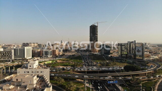 ميدان القاهرة , تصوير من أعلى لحركة سير السيارات في ميدان القاهرة على الطريق السريع في مدينة الرياض في المملكة العربية السعودية , طرق متقاطعة في ميدان القاهرة في مدينة الرياض
