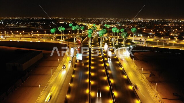 ميدان القاهرة ليلاً , تصوير من أعلى لحركة سير السيارات في ميدان القاهرة على الطريق السريع في مدينة الرياض في المملكة العربية السعودية , طرق متقاطعة في ميدان القاهرة