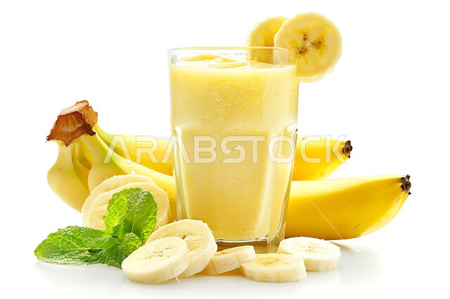 مشروبات فواكه موسمية منعشة، محاصيل زراعية وثمار وطنية محلية سعودية، كأس من عصير فاكهة الموز اللذيذة، مشاريب صحية ومفيدة ومغذية، كوكتيلات وعصائر طبيعية باردة شهية، خلفية بيضاء