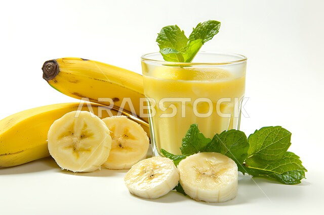 مشروبات فواكه موسمية منعشة، محاصيل زراعية وثمار وطنية محلية سعودية، كأس من عصير فاكهة الموز اللذيذة، مشاريب صحية ومفيدة ومغذية، كوكتيلات وعصائر طبيعية باردة شهية، خلفية بيضاء