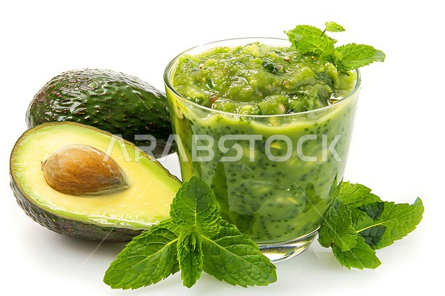 عصائر طبيعية باردة لذيذة، مشروبات فواكه موسمية منعشة، ثمار ومحاصيل زراعية وطنية محلية سعودية، كأس من عصير فاكهه الأفوكادو الشهية، مشاريب صحية ومفيدة ومغذية، خلفية بيضاء